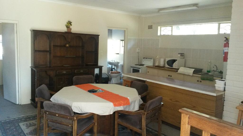 Boer En Brit Self Catering Accommodation Guesthouse Ladysmith Exteriör bild