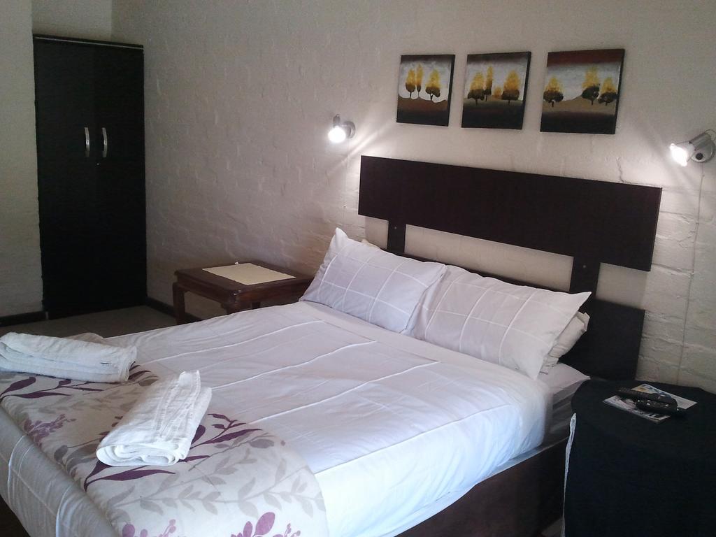 Boer En Brit Self Catering Accommodation Guesthouse Ladysmith Exteriör bild
