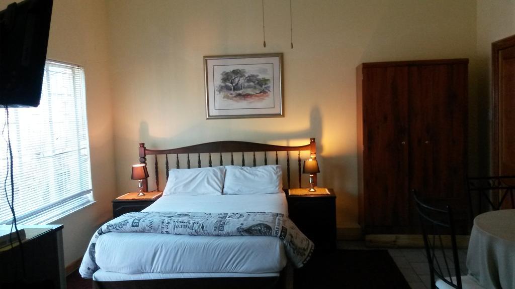 Boer En Brit Self Catering Accommodation Guesthouse Ladysmith Exteriör bild