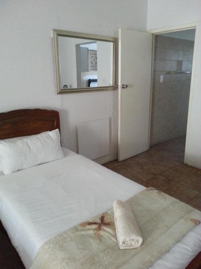 Boer En Brit Self Catering Accommodation Guesthouse Ladysmith Exteriör bild