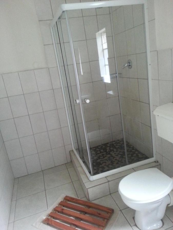 Boer En Brit Self Catering Accommodation Guesthouse Ladysmith Exteriör bild